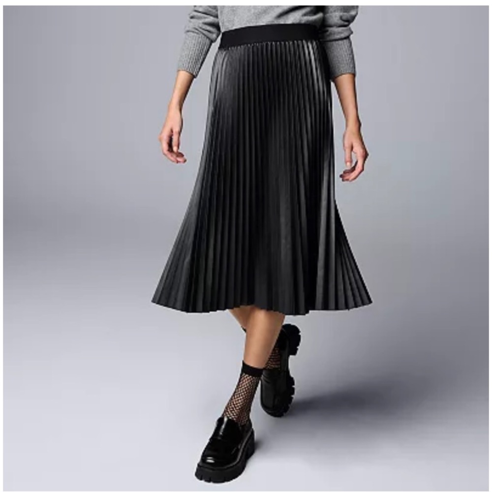 Black classic faux leather midi skirt 🍂😻